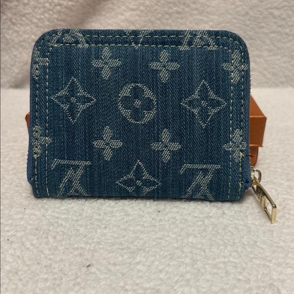 Fashion Inspired Item (WALLET) - Picture 2 of 5